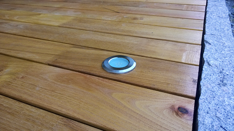 Ein eingebauter LED-Spot in der langlebigen Premium-Terrasse aus Robinienholz.